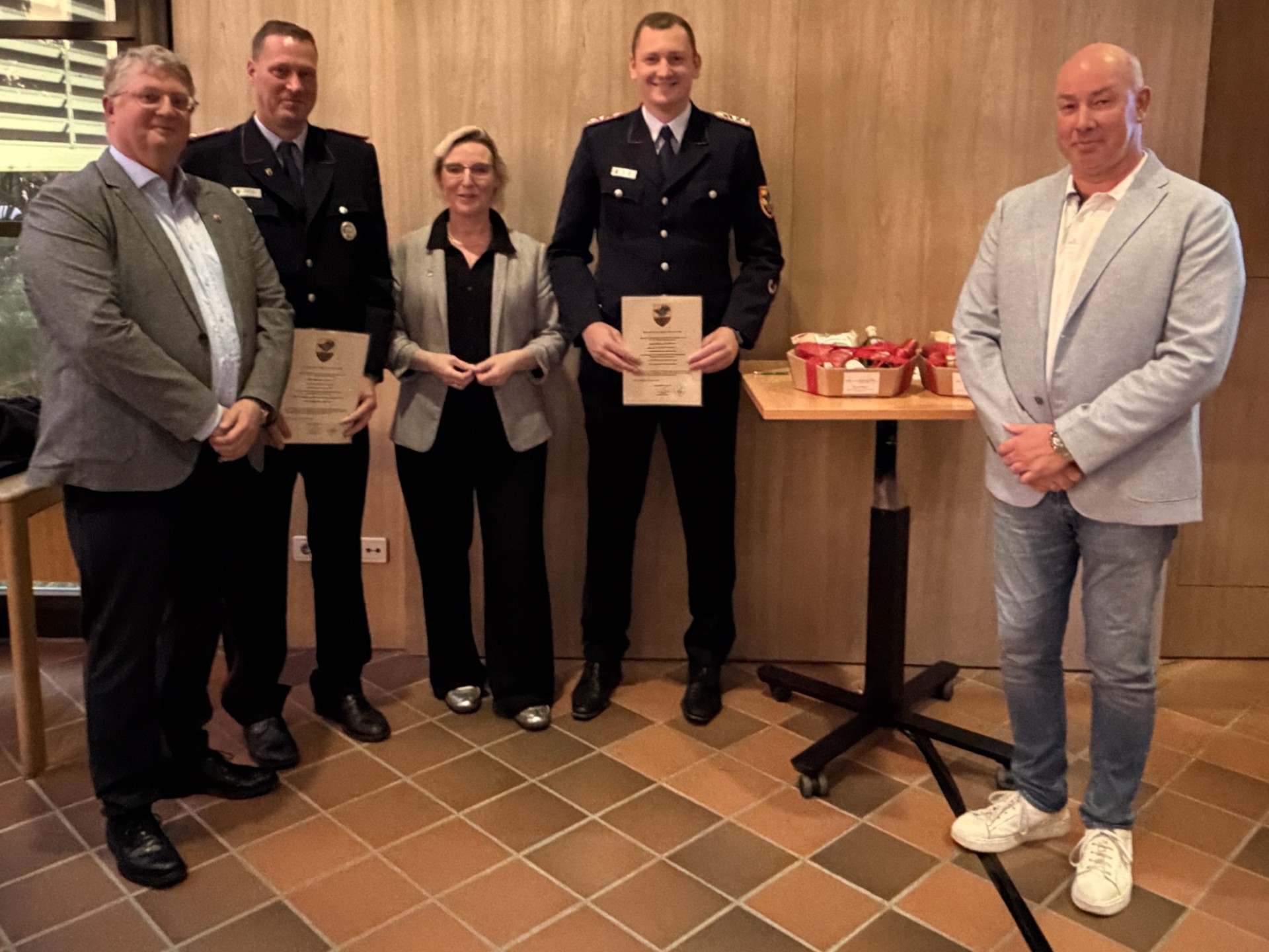 3. Führungskräfte in der Freiwilligen Feuerwehr bestätigt Von links: Ratsmitglied Stefan Ählen, stellv. Gemeindebrandmeister Matthias Egbers, Bürgermeisterin Petra Lübbers, Ortsbrandmeister der Ortsfeuerwehr Schöninghsdorf Markus Gebben, Fachbereichsleiter für Sicherheit und Ordnung Peter Liedtke