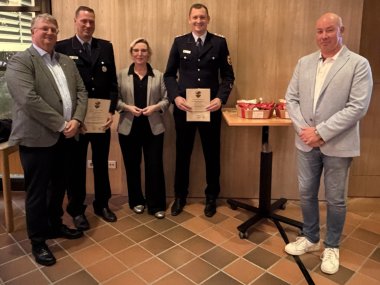 3. Führungskräfte in der Freiwilligen Feuerwehr bestätigt Von links: Ratsmitglied Stefan Ählen, stellv. Gemeindebrandmeister Matthias Egbers, Bürgermeisterin Petra Lübbers, Ortsbrandmeister der Ortsfeuerwehr Schöninghsdorf Markus Gebben, Fachbereichsleiter für Sicherheit und Ordnung Peter Liedtke