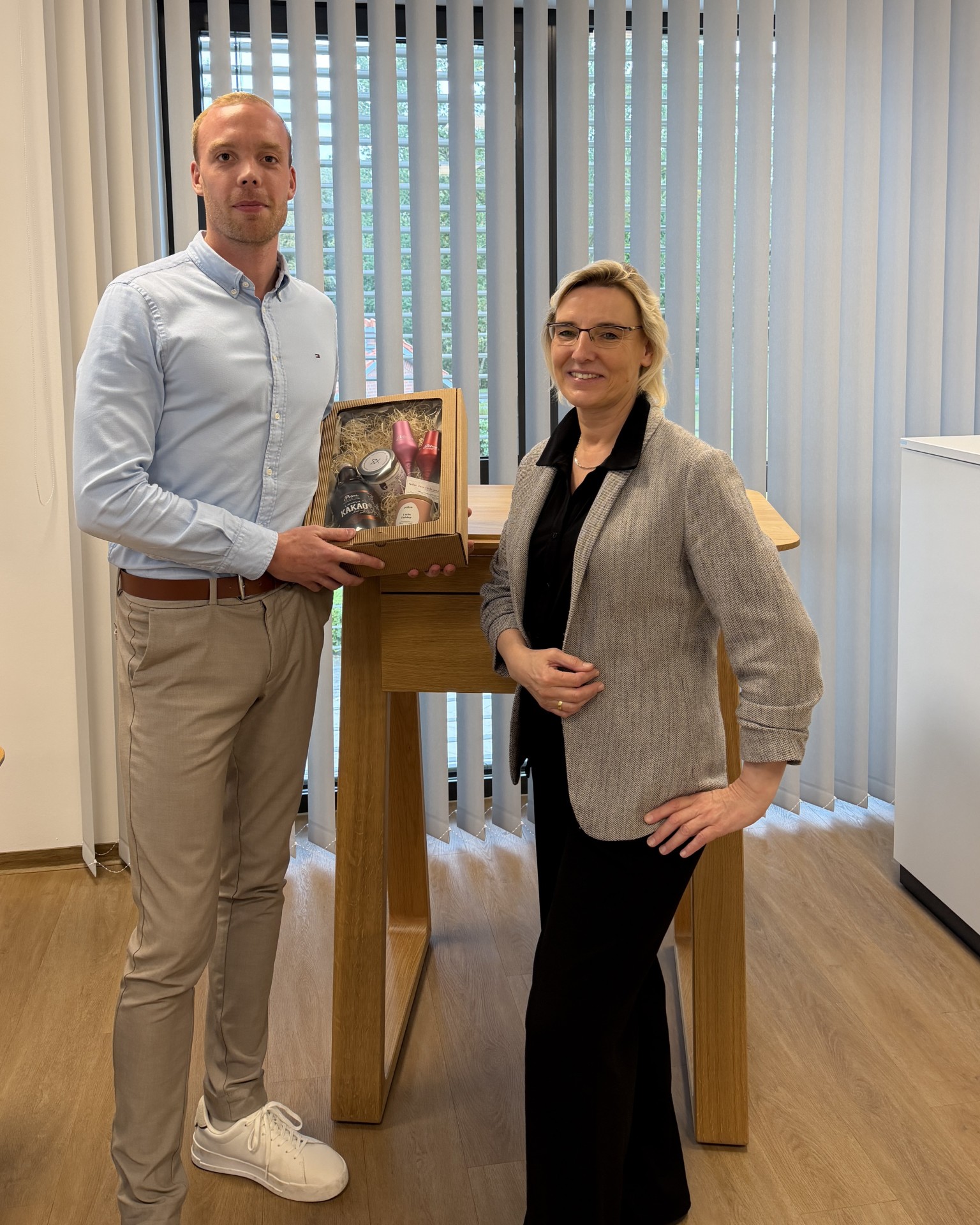 Wechsel FB-Leiter Bürgermeisterin Petra Lübbers gratuliert dem neuen Fachbereichsleiter der Allgemeinen Verwaltung Kai Völlering.