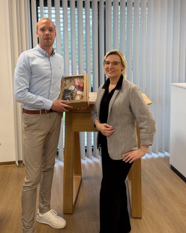 Bürgermeisterin Petra Lübbers gratuliert dem neuen Fachbereichsleiter der Allgemeinen Verwaltung Kai Völlering.